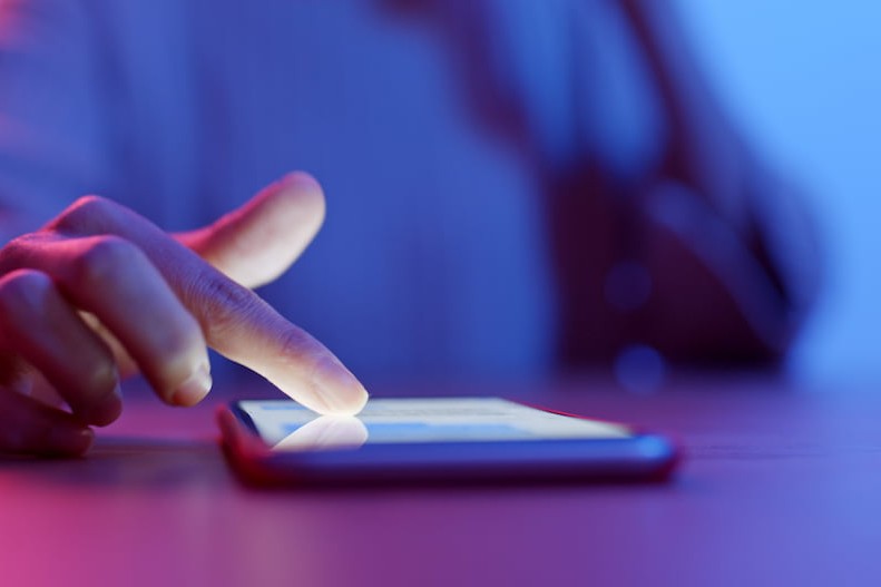 4 reasons to avoid cellphone contracts and buy mobile devices upfront